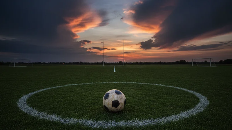 Bola di bulatan tengah padang kosong pada waktu senja