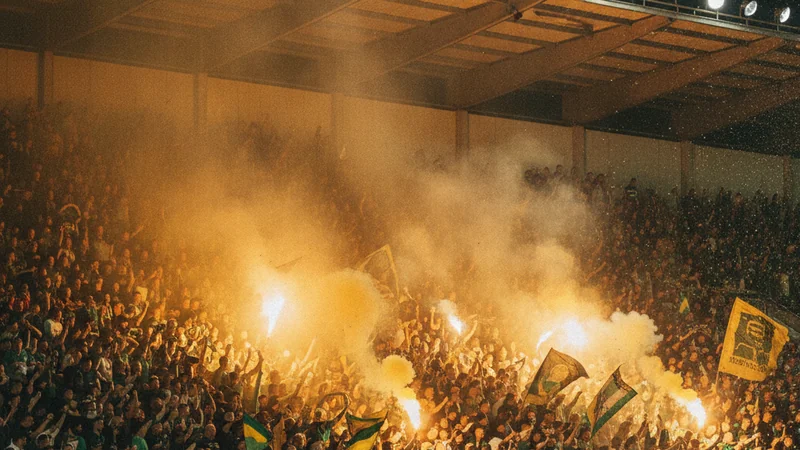 Teres stadium dipenuhi penyokong hijau kuning dengan bendera dan suar
